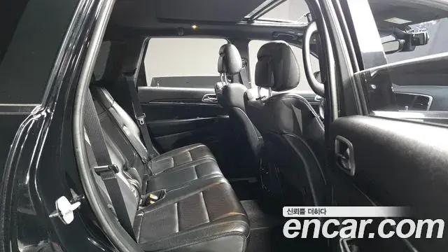 Jeep Grand Cherokee 2018 — ფოტო 14/36
