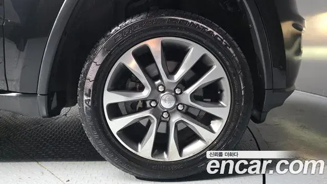 Jeep Grand Cherokee 2018 — ფოტო 20/36