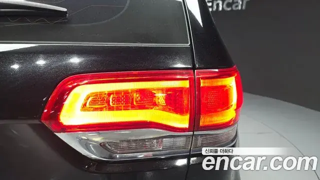 Jeep Grand Cherokee 2018 — ფოტო 11/36