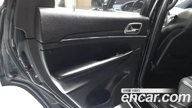 Jeep Grand Cherokee 2018 — ფოტო 26/36