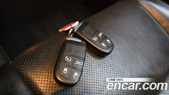 Jeep Grand Cherokee 2018 — ფოტო 28/36