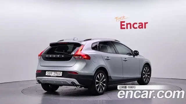 Volvo V40 Cross Country 2019 — Фото 2/20
