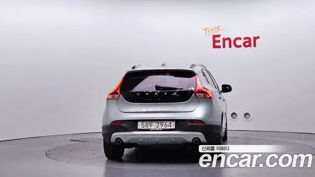 Volvo V40 Cross Country 2019 — Фото 4/20