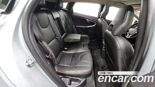 Volvo V40 Cross Country 2019 — Фото 18/20