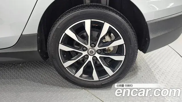 Volvo V40 Cross Country 2019 — ფოტო 1/33