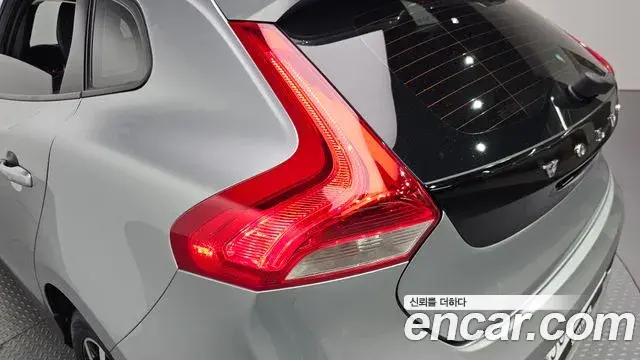 Volvo V40 Cross Country 2019 — ფოტო 24/33