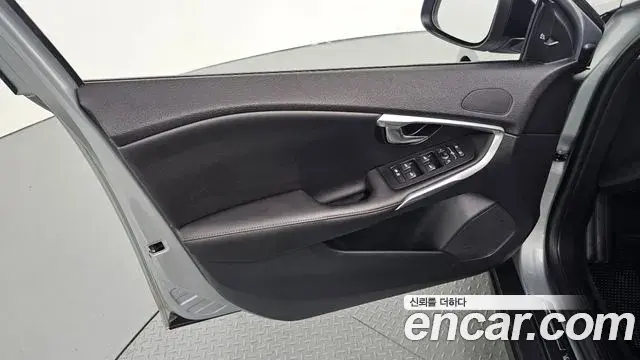 Volvo V40 Cross Country 2019 — ფოტო 22/33