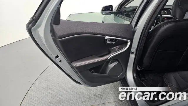 Volvo V40 Cross Country 2019 — ფოტო 10/33