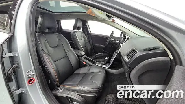 Volvo V40 Cross Country 2019 — ფოტო 33/33