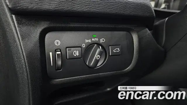 Volvo V40 Cross Country 2019 — ფოტო 26/33