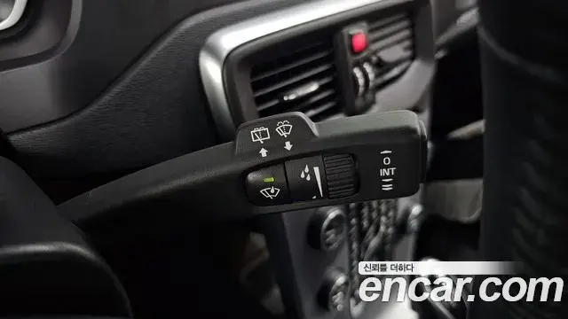 Volvo V40 Cross Country 2019 — ფოტო 4/33