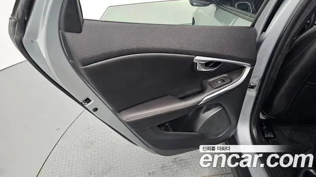 Volvo V40 Cross Country 2019 — ფოტო 21/33