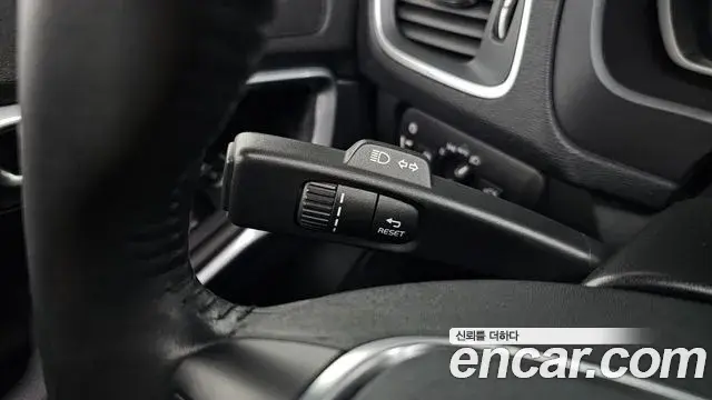 Volvo V40 Cross Country 2019 — ფოტო 17/33