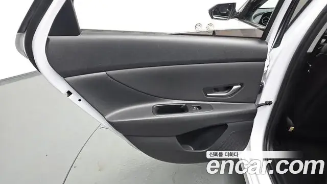 Hyundai The New Avante Hybrid 2021 — ფოტო 5/32