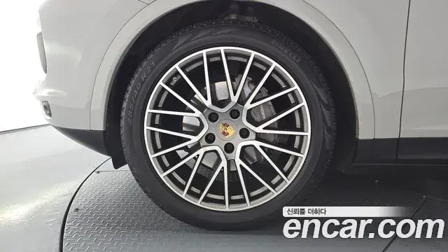 Porsche Cayenne 2022 — ფოტო 22/35