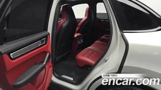 Porsche Cayenne 2022 — ფოტო 17/35