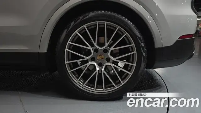 Porsche Cayenne 2022 — ფოტო 7/35