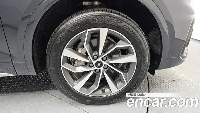 Audi Q5 2023 — ფოტო 8/31