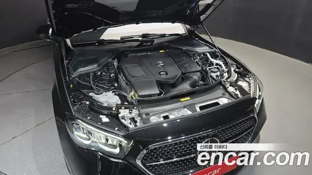 Mercedes-Benz E-Class 2025 — Photo 2/30