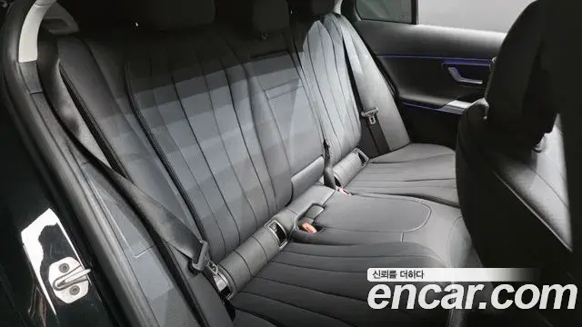 Mercedes-Benz E-Class 2025 — Photo 19/30