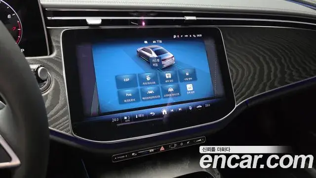 Mercedes-Benz E-Class 2025 — Photo 4/30