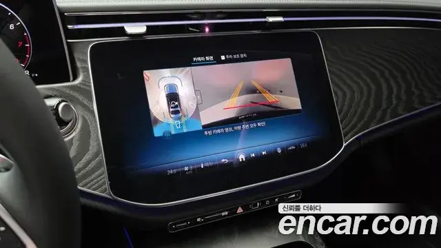 Mercedes-Benz E-Class 2025 — Photo 10/30