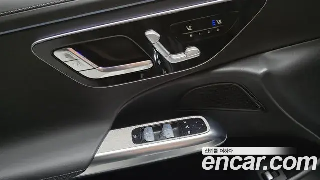 Mercedes-Benz E-Class 2025 — Photo 22/30