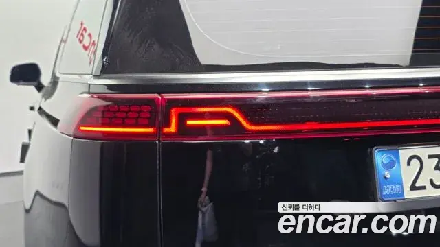 Kia Carnival 2023 — ფოტო 25/32