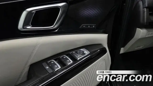 Kia Carnival 2023 — ფოტო 26/32