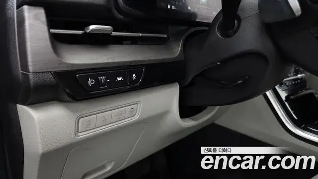 Kia Carnival 2023 — ფოტო 22/32