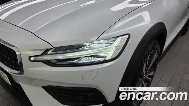 Volvo V60 Cross Country 2021 — ფოტო 1/33