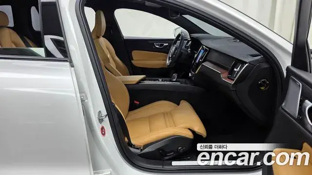 Volvo V60 Cross Country 2021 — ფოტო 31/33