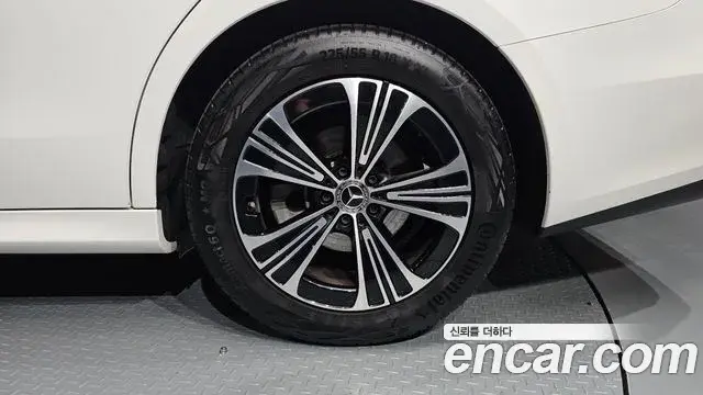 Mercedes-Benz E-Class 2025 — ფოტო 20/32