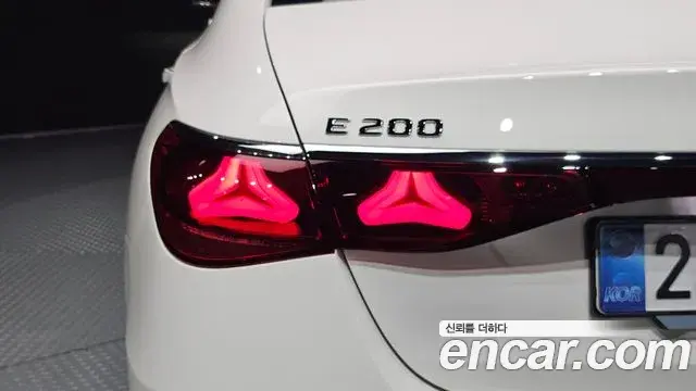 Mercedes-Benz E-Class 2025 — ფოტო 17/32