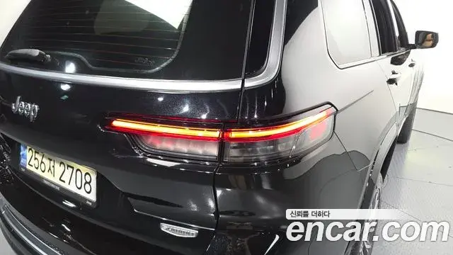 Jeep Grand Cherokee 2022 — ფოტო 29/33