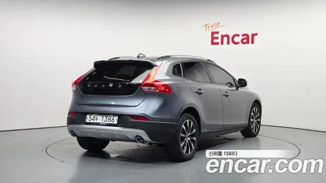 Volvo V40 Cross Country 2019 — ფოტო 10/31