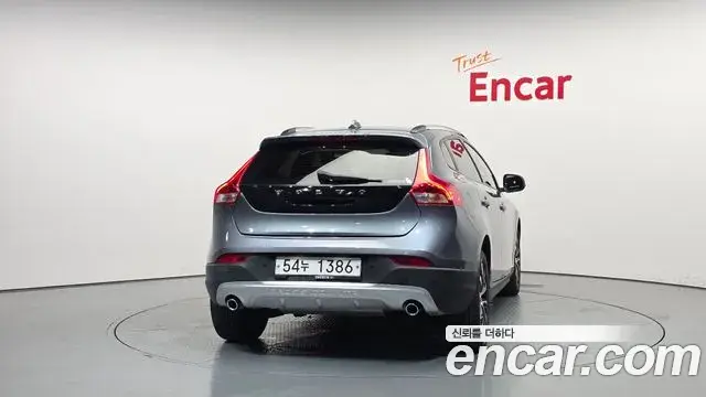 Volvo V40 Cross Country 2019 — ფოტო 26/31