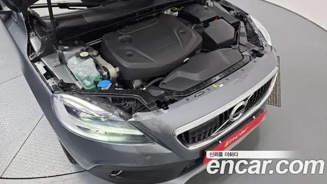 Volvo V40 Cross Country 2019 — ფოტო 1/31