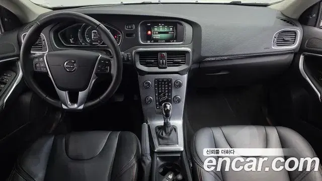Volvo V40 Cross Country 2019 — ფოტო 22/31