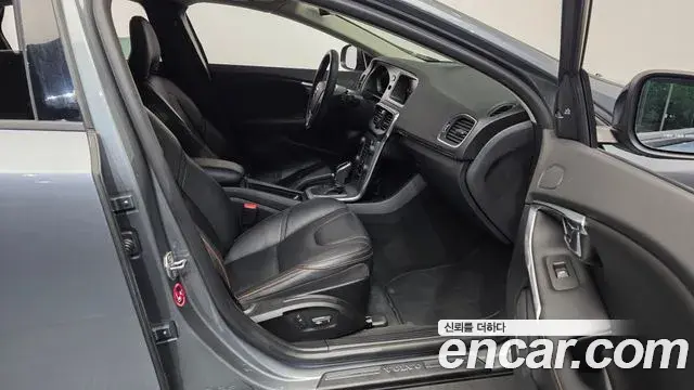Volvo V40 Cross Country 2019 — ფოტო 9/31