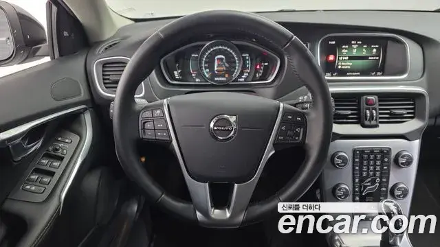 Volvo V40 Cross Country 2019 — ფოტო 11/31