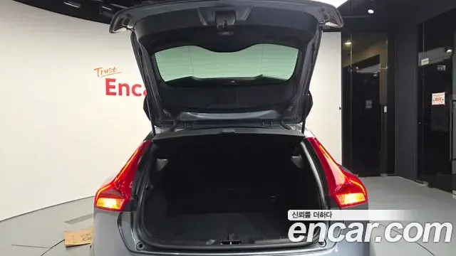 Volvo V40 Cross Country 2019 — ფოტო 19/31