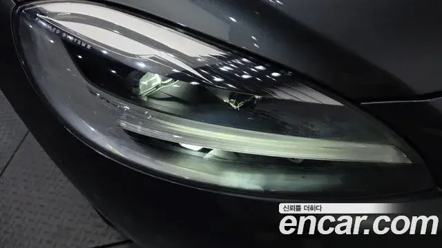 Volvo V40 Cross Country 2019 — ფოტო 3/31