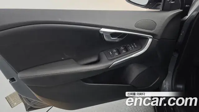 Volvo V40 Cross Country 2019 — ფოტო 17/31