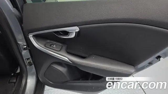 Volvo V40 Cross Country 2019 — ფოტო 4/31