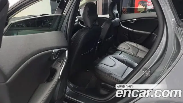 Volvo V40 Cross Country 2019 — ფოტო 12/31