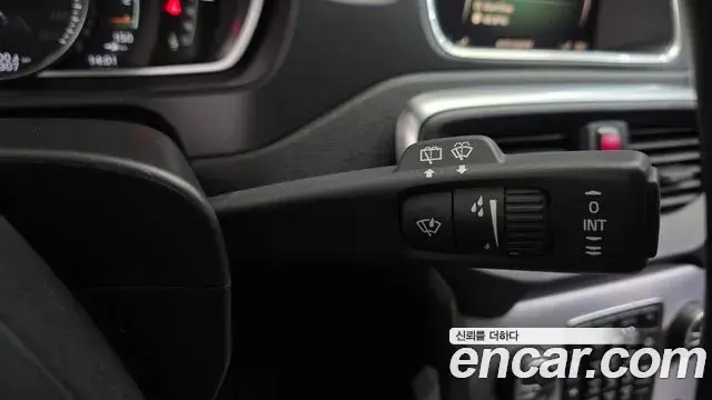 Volvo V40 Cross Country 2019 — ფოტო 5/31