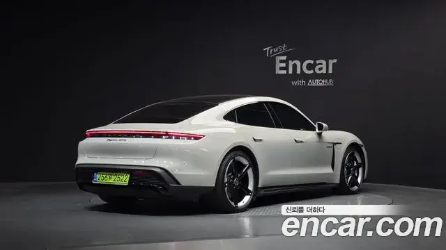 Porsche Taycan 2024 — Photo 12/36