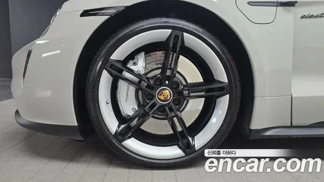 Porsche Taycan 2024 — Photo 9/36