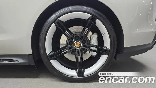 Porsche Taycan 2024 — Photo 21/36